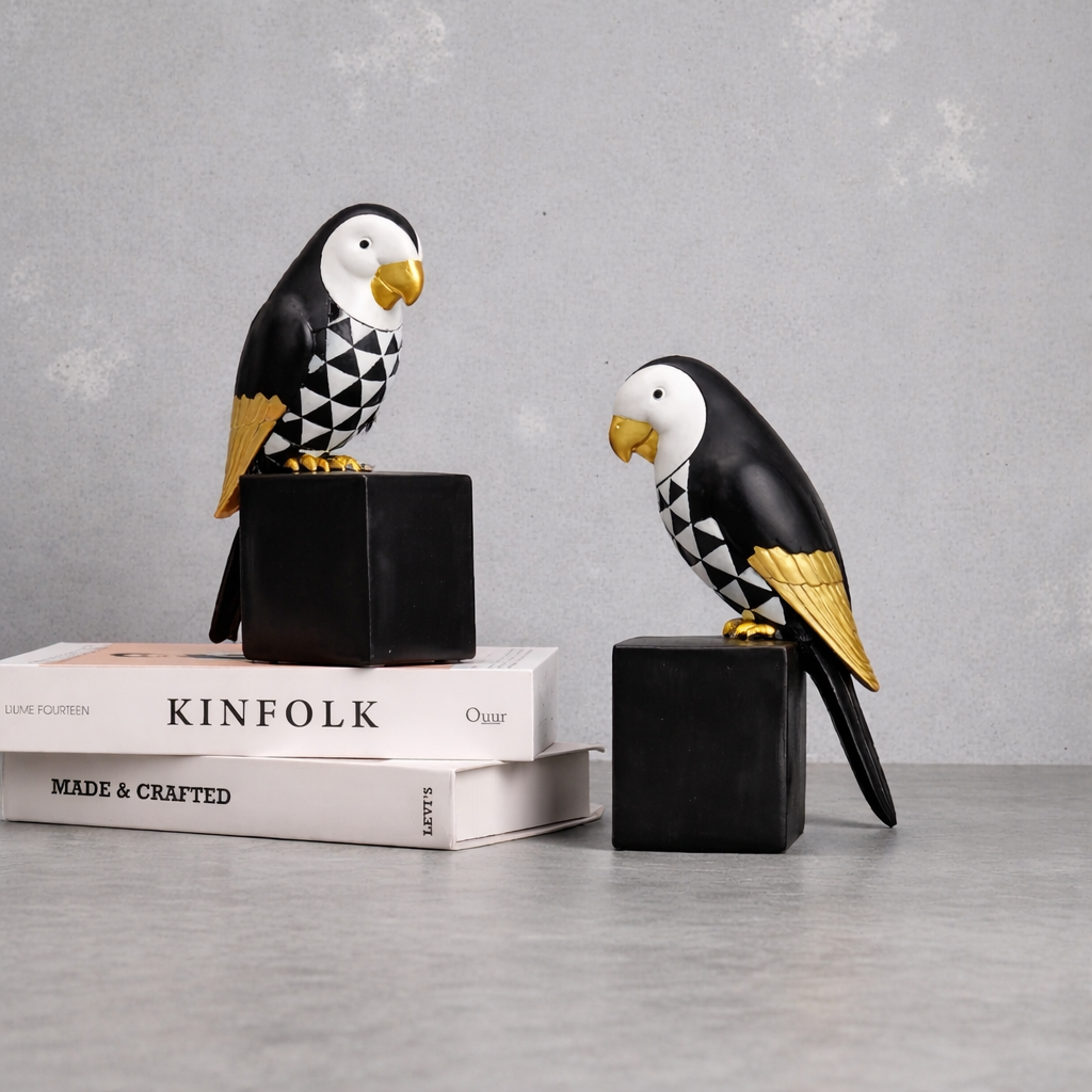 Skulptur „AURORA PARROT“ – Modernes Designobjekt mit goldenen Akzenten