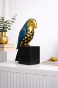 Skulptur „AURORA PARROT“ – Modernes Designobjekt mit goldenen Akzenten