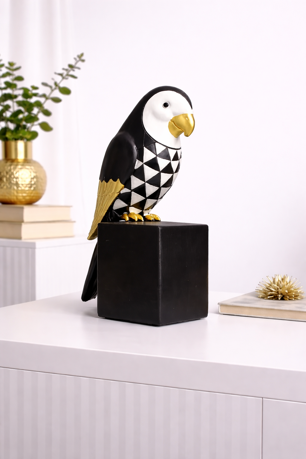 Skulptur „AURORA PARROT“ – Modernes Designobjekt mit goldenen Akzenten