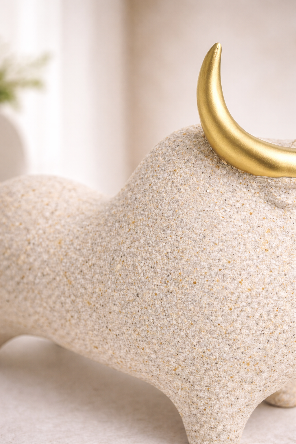 Skulptur „AURELIO“ – Keramisches Stier-Objekt mit goldenen Hörnern