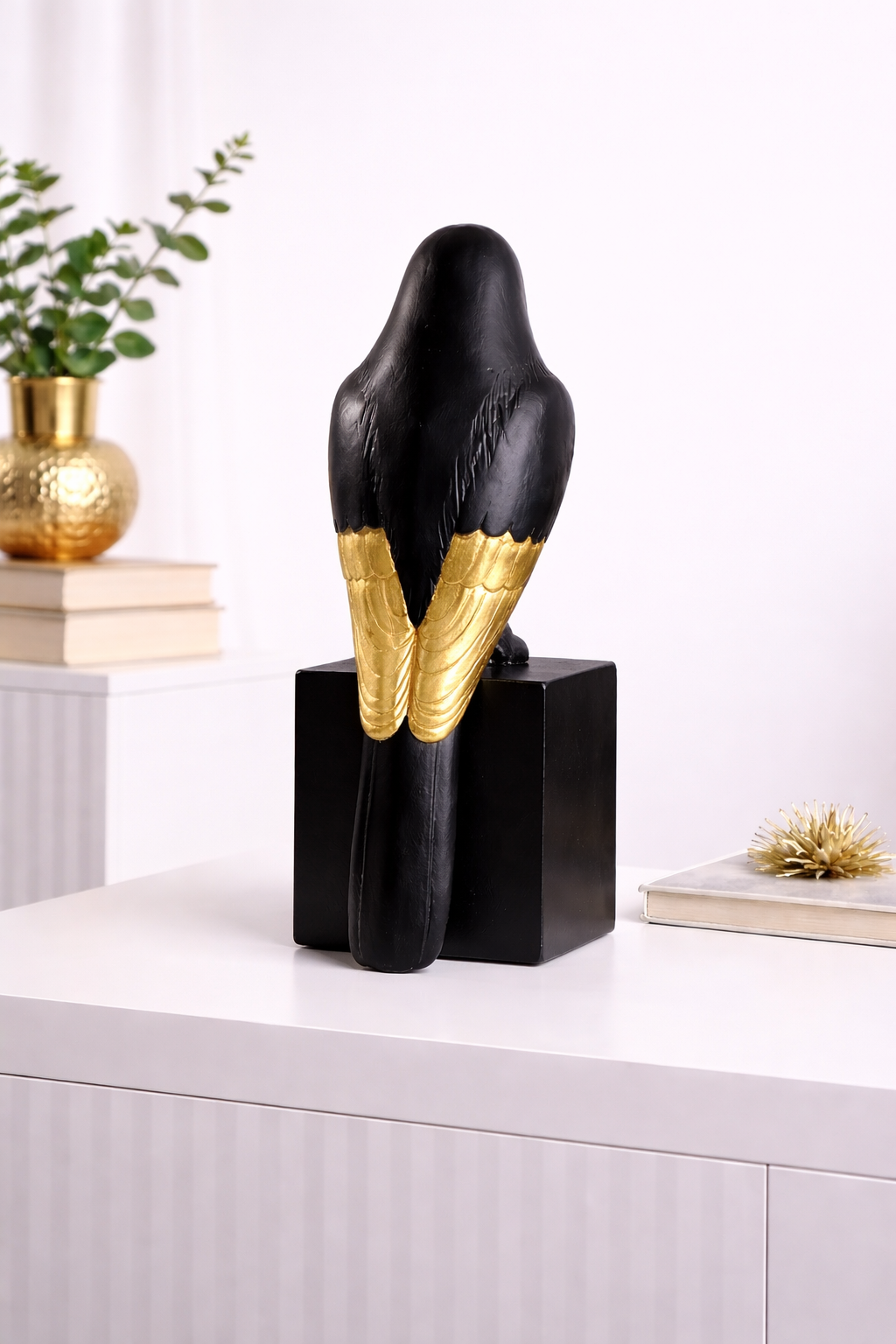 Skulptur „AURORA PARROT“ – Modernes Designobjekt mit goldenen Akzenten