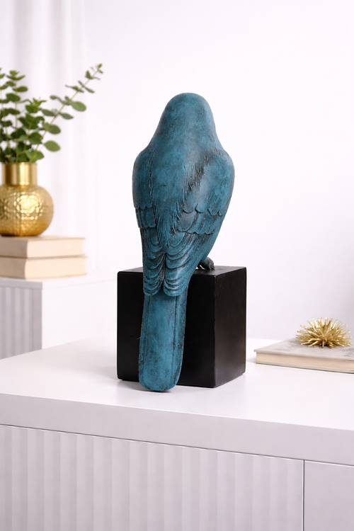 Skulptur „AURORA PARROT“ – Modernes Designobjekt mit goldenen Akzenten