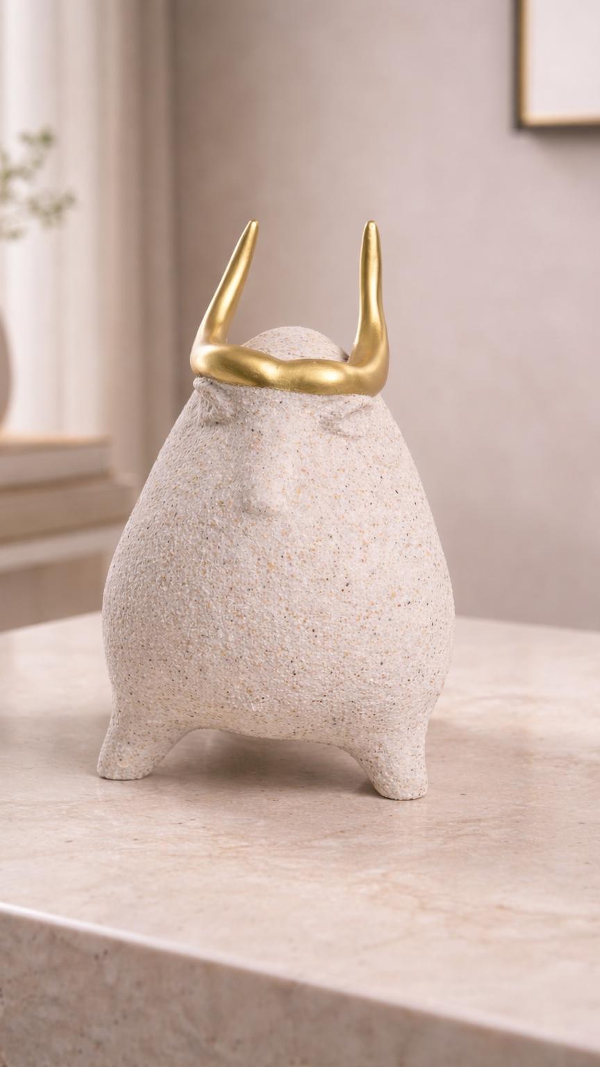 Skulptur „AURELIO“ – Keramisches Stier-Objekt mit goldenen Hörnern