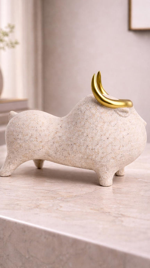 Skulptur „AURELIO“ – Keramisches Stier-Objekt mit goldenen Hörnern